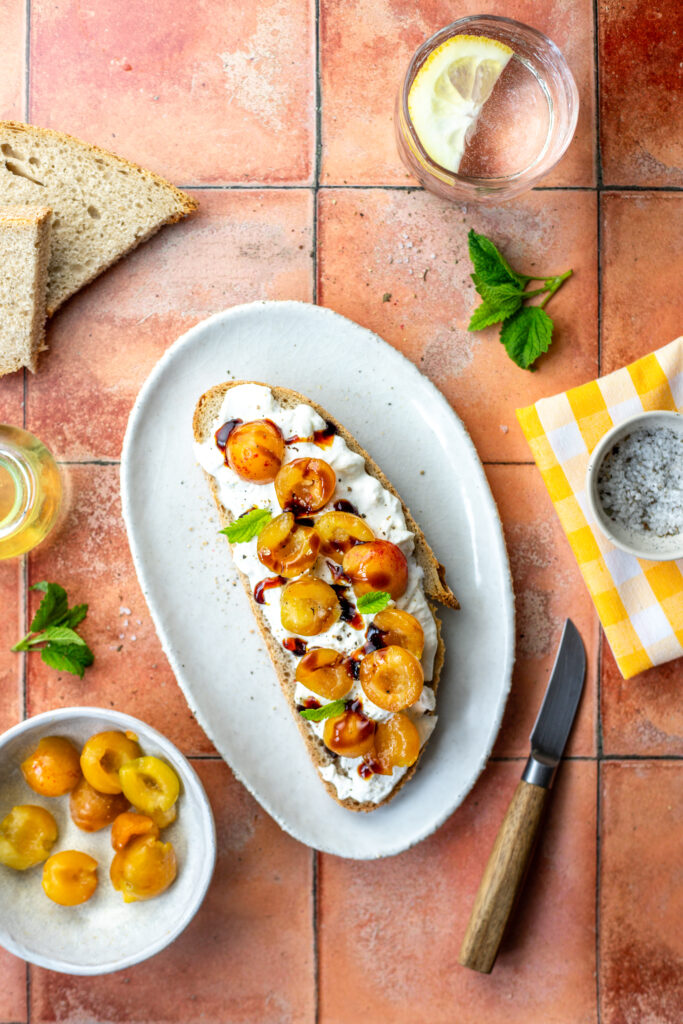 Une bonne recette de tartine à la burrata et Mirabelle de Lorraine sucré-salé. 