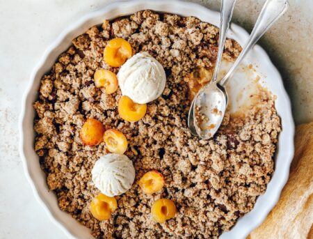 Une délicieuse recette de crumble aux Mirabelles de Lorraine rapide à faire.